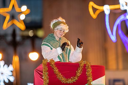 BROOK JONES / WINNIPEG FREE PRESS
Mrs. Claus dancing as she participates in the Manitoba Hydro Santa Claus Parade in Winnipeg, Man., Saturday, Nov. 18, 2023. The Santa Claus parade has run annually in Winnipeg since the former Eaton&#x2019;s department store organized the first one in 1909.