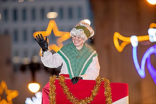 BROOK JONES / WINNIPEG FREE PRESS
Mrs. Claus waving to the crowd as she participates in the Manitoba Hydro Santa Claus Parade in Winnipeg, Man., Saturday, Nov. 18, 2023. The Santa Claus parade has run annually in Winnipeg since the former Eaton&#x2019;s department store organized the first one in 1909.