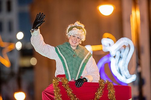 BROOK JONES / WINNIPEG FREE PRESS
Mrs. Claus waving to the crowd as she participates in the Manitoba Hydro Santa Claus Parade in Winnipeg, Man., Saturday, Nov. 18, 2023. The Santa Claus parade has run annually in Winnipeg since the former Eaton&#x2019;s department store organized the first one in 1909.