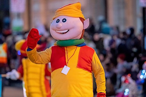BROOK JONES / WINNIPEG FREE PRESS
An elf waves to the crowd while participating in the Manitoba Hydro Santa Claus Parade in Winnipeg, Man., Saturday, Nov. 18, 2023. The Santa Claus parade has run annually in Winnipeg since the former Eaton&#x2019;s department store organized the first one in 1909.