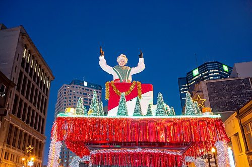 BROOK JONES / WINNIPEG FREE PRESS
Mrs. Claus waving to the crowd during the Manitoba Hydro Santa Claus Parade in Winnipeg, Man., Saturday, Nov. 18, 2023. The Santa Claus parade has run annually in Winnipeg since the former Eaton&#x2019;s department store organized the first one in 1909.