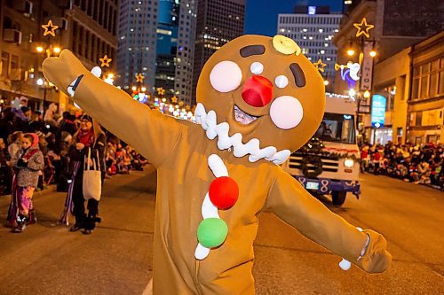 BROOK JONES / WINNIPEG FREE PRESS
A gingerbread man waving to the crowd during the Manitoba Hydro Santa Claus Parade in Winnipeg, Man., Saturday, Nov. 18, 2023. The Santa Claus parade has run annually in Winnipeg since the former Eaton&#x2019;s department store organized the first one in 1909.