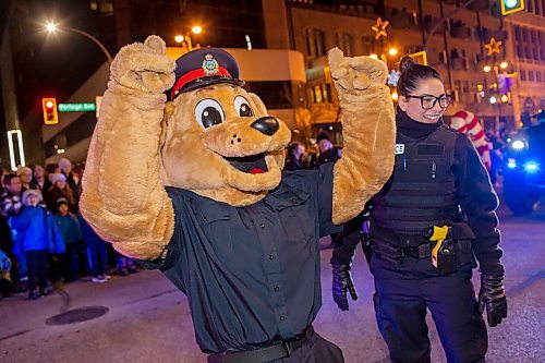 BROOK JONES / WINNIPEG FREE PRESS
Winnipeg Police Service mascot entertaining the crowd while participating in the Manitoba Hydro Santa Claus Parade in Winnipeg, Man., Saturday, Nov. 18, 2023. The Santa Claus parade has run annually in Winnipeg since the former Eaton&#x2019;s department store organized the first one in 1909.