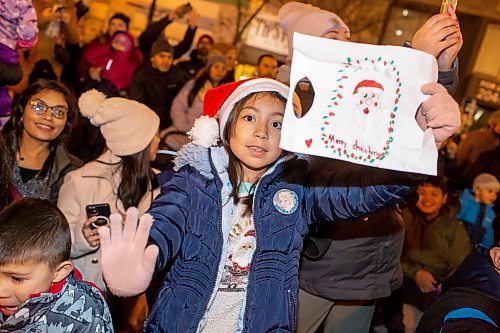 BROOK JONES / WINNIPEG FREE PRESS
Seven-year-old Rebecca holds out a Merry Christmas sign she made while waiting for the arrival of Santa Claus at the Manitoba Hydro Santa Claus Parade in Winnipeg, Man., Saturday, Nov. 18, 2023. The Santa Claus parade has run annually in Winnipeg since the former Eaton&#x2019;s department store organized the first one in 1909.
