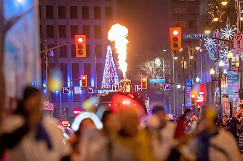 BROOK JONES / WINNIPEG FREE PRESS
RE/MAX Professionals entertaining the crowd by firing up the burner system for a hot air balloon while participating in the Manitoba Hydro Santa Claus Parade in Winnipeg, Man., Saturday, Nov. 18, 2023. The Santa Claus parade has run annually in Winnipeg since the former Eaton&#x2019;s department store organized the first one in 1909.