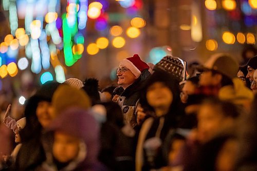BROOK JONES / WINNIPEG FREE PRESS
A parade-goes wears a Santa hat while watching the Manitoba Hydro Santa Claus Parade in Winnipeg, Man., Saturday, Nov. 18, 2023. The Santa Claus parade has run annually in Winnipeg since the former Eaton&#x2019;s department store organized the first one in 1909.