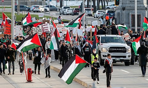 JOHN WOODS / WINNIPEG FREE PRESS
People attend a pro-Palestine rally at the Legislature in Winnipeg Sunday, November  19, 2023. 

Reporter: ?