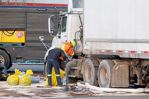 MIKE DEAL / WINNIPEG FREE PRESS
Crews clean up a fuel leak after a car and a semi-trailer were involved in a collision on Keewatin Street at Heckle Avenue Monday morning. North bound Keewatin is closed to traffic.
231120 - Monday, November 20, 2023.