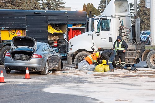 MIKE DEAL / WINNIPEG FREE PRESS
Crews clean up a fuel leak after a car and a semi-trailer were involved in a collision on Keewatin Street at Heckle Avenue Monday morning. North bound Keewatin is closed to traffic.
231120 - Monday, November 20, 2023.