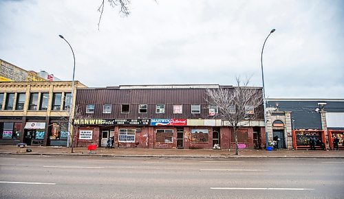 MIKAELA MACKENZIE / WINNIPEG FREE PRESS

The Manwin Hotel, sandwiched between two Main Street Project buildings, on Main Street on Monday, Nov. 20, 2023.  
For Erik story
Winnipeg Free Press 2023.