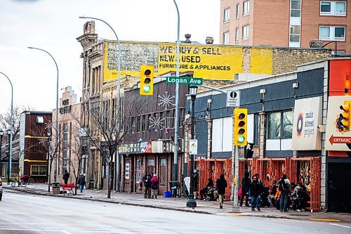 MIKAELA MACKENZIE / WINNIPEG FREE PRESS

The Manwin Hotel, sandwiched between two Main Street Project buildings, on Main Street on Monday, Nov. 20, 2023.  
For Erik story
Winnipeg Free Press 2023.