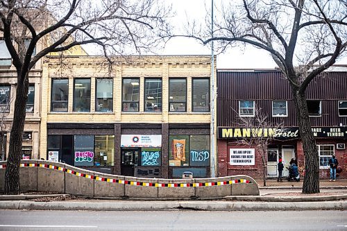 MIKAELA MACKENZIE / WINNIPEG FREE PRESS

The Manwin Hotel, sandwiched between two Main Street Project buildings, on Main Street on Monday, Nov. 20, 2023.  
For Erik story
Winnipeg Free Press 2023.