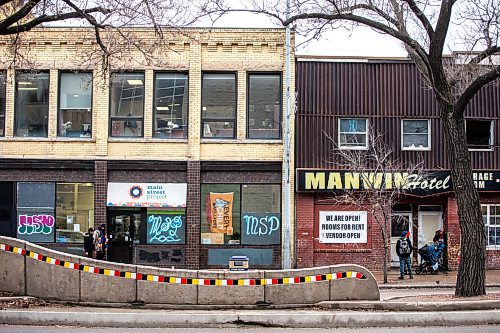 MIKAELA MACKENZIE / WINNIPEG FREE PRESS

The Manwin Hotel, sandwiched between two Main Street Project buildings, on Main Street on Monday, Nov. 20, 2023.  
For Erik story
Winnipeg Free Press 2023.