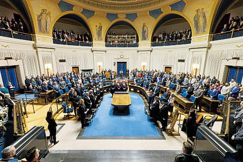 MIKE DEAL / WINNIPEG FREE PRESS
A full Assembly Chamber including special guests just before Anita Neville, Lieutenant-Governor of the Province of Manitoba, starts the Speech from the Throne Tuesday afternoon.
231121 - Tuesday, November 21, 2023.