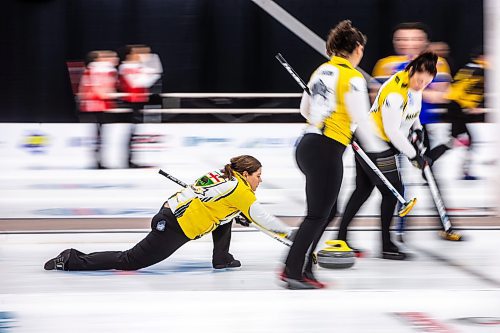 MIKAELA MACKENZIE / WINNIPEG FREE PRESS

Kara Balshaw with Team Manitoba plays against Alberta in the Canadian Club Curling Championships at the Assiniboine Memorial Club on Tuesday, Nov. 21, 2023.  For sports story.
Winnipeg Free Press 2023.