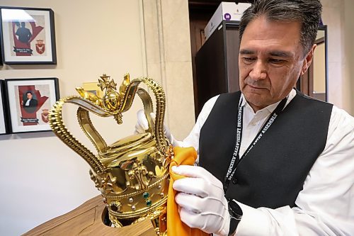 MIKE DEAL / WINNIPEG FREE PRESS
Sergeant-at-Arms,&#xa0;Dave Shuttleworth, polishes the Mace in his office prior to the Speech from the Throne that takes place in a few hours.
20231121 - Tuesday, November 21, 2023