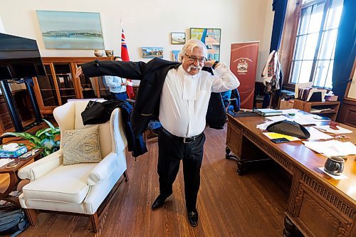 MIKE DEAL / WINNIPEG FREE PRESS
Speaker of the House, Tom Lindsey (Flin Flon), gets ready for his first Speech from the Throne in his office Tuesday.
231121 - Tuesday, November 21, 2023.