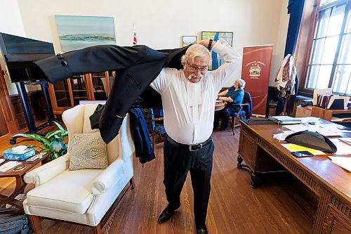 MIKE DEAL / WINNIPEG FREE PRESS
Speaker of the House, Tom Lindsey (Flin Flon), gets ready for his first Speech from the Throne in his office Tuesday.
231121 - Tuesday, November 21, 2023.