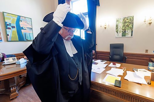 MIKE DEAL / WINNIPEG FREE PRESS
Speaker of the House, Tom Lindsey (Flin Flon), gets ready for his first Speech from the Throne in his office Tuesday.
Tom puts on his try-corn hat that was made for him after he was chosen as the Speaker.
231121 - Tuesday, November 21, 2023.