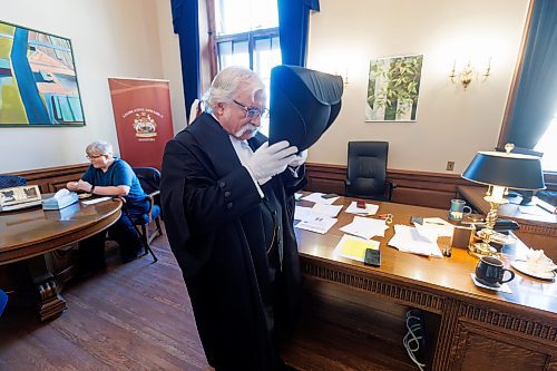 MIKE DEAL / WINNIPEG FREE PRESS
Speaker of the House, Tom Lindsey (Flin Flon), gets ready for his first Speech from the Throne in his office Tuesday.
Tom puts on his try-corn hat that was made for him after he was chosen as the Speaker.
231121 - Tuesday, November 21, 2023.