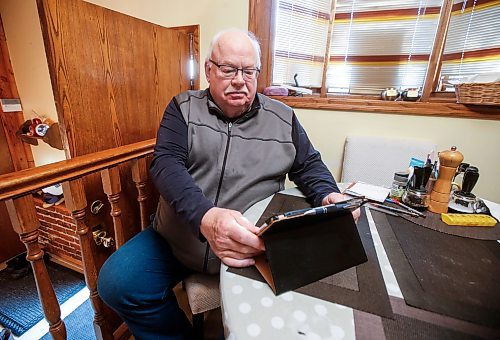 JOHN WOODS / WINNIPEG FREE PRESS
Dennis Popkes, who had his myMTS email account hacked and had $11,000 stolen from his accounts last year, is photographed in his home in Winnipeg Tuesday, November  21, 2023. 

Reporter: Kevin