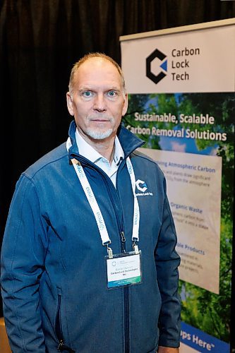 MIKE DEAL / WINNIPEG FREE PRESS
Kevin Danner, CEO of Carbon Lock Technologies, a Winnipeg company with technology to extract carbon from solid waste, at their booth, Wednesday afternoon, at the MB Environmental Industries Assoc. Cleantech conference being held at the RBC Convention Centre.
See Martin Cash story
231122 - Wednesday, November 22, 2023.