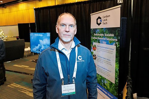 MIKE DEAL / WINNIPEG FREE PRESS
Kevin Danner, CEO of Carbon Lock Technologies, a Winnipeg company with technology to extract carbon from solid waste, at their booth, Wednesday afternoon, at the MB Environmental Industries Assoc. Cleantech conference being held at the RBC Convention Centre.
See Martin Cash story
231122 - Wednesday, November 22, 2023.