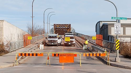 MIKE DEAL / WINNIPEG FREE PRESS
City of Winnipeg crews install barriers on the South end of the Arlington Street Bridge. The bridge which opened in 1912, has been closed indefinitely. 
231122 - Wednesday, November 22, 2023.