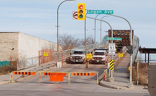 MIKE DEAL / WINNIPEG FREE PRESS
City of Winnipeg crews install barriers on the South end of the Arlington Street Bridge. The bridge which opened in 1912, has been closed indefinitely. 
231122 - Wednesday, November 22, 2023.