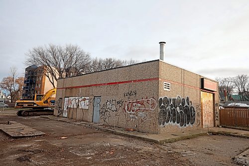 22112023
The former gas station on Rosser Avenue that has sat vacant for years is finally being torn down. (Tim Smith/The Brandon Sun)