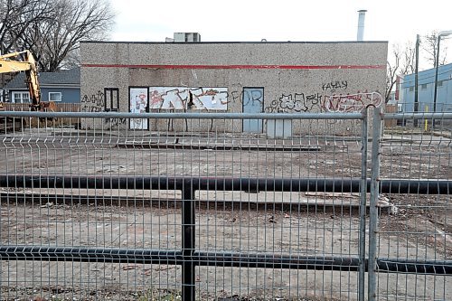 22112023
The former gas station on Rosser Avenue that has sat vacant for years is finally being torn down. (Tim Smith/The Brandon Sun)