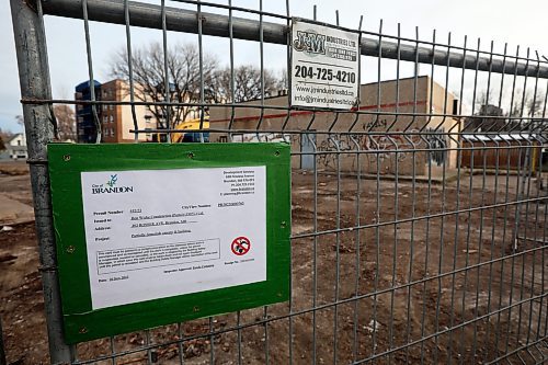 22112023
The former gas station on Rosser Avenue that has sat vacant for years is finally being torn down. (Tim Smith/The Brandon Sun)