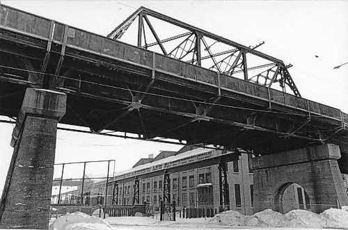 Winnipeg Free Press Archives
CPRailYard
February 3, 1979
Manitoba Bridge shown framed under south end of Arlington Bridge.
