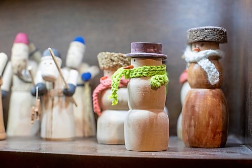 BROOK JONES / WINNIPEG FREE PRESS
Bill Gidzak and his son Nick run a woodworking shop called Artisanal Firewood. The father-and-son team turn out a variety of products, especially Christmas theme decorations and toys for kids. Pictured: Wooden snowman theme figurines handmade by Bill and Nick are pictured inside Bill's garage at his home in Winnipeg, Man., Wednesday, Nov. 22, 2023.