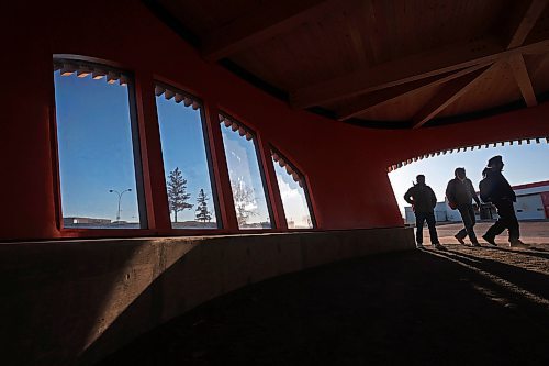 23112023
Assiniboine Community College students waiting for a bus in the bus shelter at the Victoria Avenue East campus are silhouetted on a sunny and cold Thursday.
(Tim Smith/The Brandon Sun)