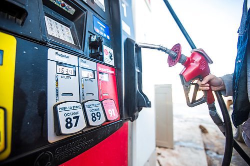 MIKAELA MACKENZIE / WINNIPEG FREE PRESS



Kathleen Chan gasses up at higher prices in Winnipeg on Thursday, March 3, 2022. For --- story.

Winnipeg Free Press 2022.