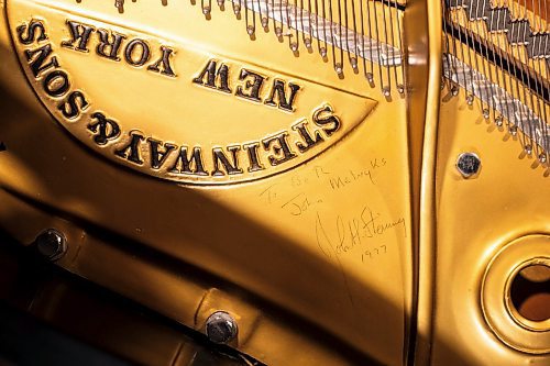 MIKAELA MACKENZIE / WINNIPEG FREE PRESS

John Melnyk&#x573; signed Steinway piano on Thursday, Nov. 23, 2023. For Holly Harris story.
Winnipeg Free Press 2023.