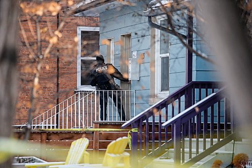 JOHN WOODS / WINNIPEG FREE PRESS
Police investigate a murder scene at 143 Langside in Winnipeg Sunday, November  26, 2023. 

Reporter: searle