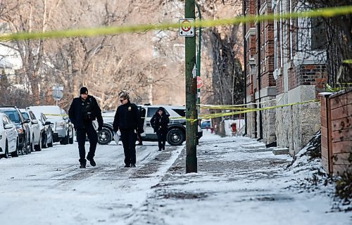 JOHN WOODS / WINNIPEG FREE PRESS
Police investigate a murder scene at 143 Langside in Winnipeg Sunday, November  26, 2023. 

Reporter: searle