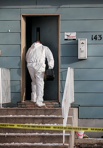 JOHN WOODS / WINNIPEG FREE PRESS
Police investigate a murder scene at 143 Langside in Winnipeg Monday, November  27, 2023. Four people were murdered and one is in hospital in critical condition.

Reporter: ?