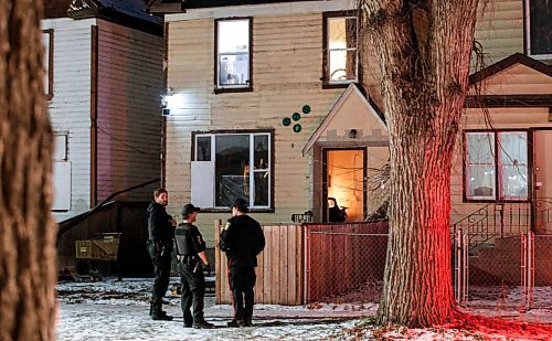 JOHN WOODS / WINNIPEG FREE PRESS
Police investigate at 575 Furby after raiding the home in Winnipeg Monday, November  27, 2023. 

Reporter: ?
