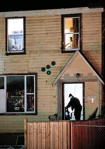 JOHN WOODS / WINNIPEG FREE PRESS
Police investigate at 575 Furby after raiding the home in Winnipeg Monday, November  27, 2023. 

Reporter: ?