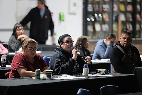 A member of Sioux Valley Dakota Nation asks a question about the new community safety law during a public meeting on Monday evening. The new law allows a seven-person panel to decide on whether people deemed to be a threat to the community can be banished from Sioux Valley lands. (Colin Slark/The Brandon Sun)