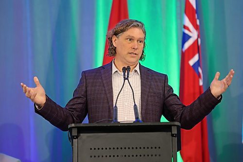 Brandon Mayor Jeff Fawcett gestures during a short but comedic speech during the Association of Manitoba Municipalities conference at the Keystone Centre in Brandon on Tuesday afternoon. (Matt Goerzen/The Brandon Sun) 