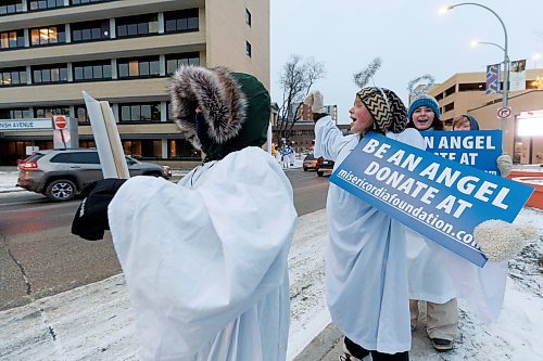 MIKE DEAL / WINNIPEG FREE PRESS
(From left) Will Hammond, Charlotte Mead, Ada Hilland, and Dianna Dyck shout and sing as drivers make their way over the Maryland Street Bridge Tuesday morning.
A host of Angels dressed in gowns, wings and halos, daubed the &#x201c;Angel Squad&#x201d; line the Northbound stretch of the Maryland Street Bridge during the 28th anniversary of Misericordia Health Centre Foundation&#x2019;s fundraiser that takes place on Giving Tuesday.
231128 - Tuesday, November 28, 2023.