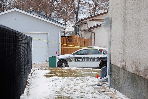 MIKE DEAL / WINNIPEG FREE PRESS
Winnipeg Police at a scene in the back lane of 40 Dalhousie Drive Tuesday morning. A witness said they saw police giving emergency medical care to one of two people they were taking into custody. 
231128 - Tuesday, November 28, 2023.