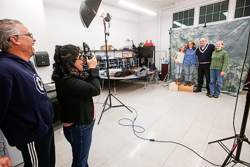 JOHN WOODS / WINNIPEG FREE PRESS
Kaitlan and Steve Knowles and their children Madeline, 10, and Ginny, 13, are photographed during a family photo day by Mulvey School staff Tim Doherty and Elona Paragas at the school in Winnipeg Tuesday, November  28, 2023. 
 
Reporter: maggie