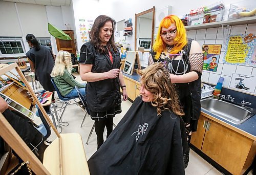 JOHN WOODS / WINNIPEG FREE PRESS
RB Russel Vocational high school hairstyling instructor Rosa Colatruglio and hairstyling student Cat Black style Kaitlan Knowles and her family&#x2019;s hair during a family photo day at Mulvey School in Winnipeg Tuesday, November  28, 2023. 
 
Reporter: maggie