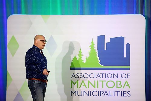 29112023
Tech entrepreneur Walter Schwabe speaks about artificial intelligence during the Association of Manitoba Municipalities fall convention at the Keystone Centre on Wednesday.
(Tim Smith/The Brandon sun)
