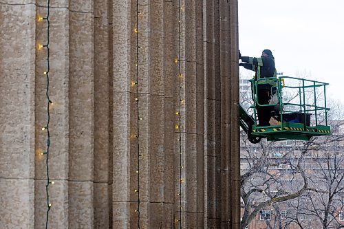 MIKE DEAL / WINNIPEG FREE PRESS
Curtis Demeyer from Lights Unlimited installs strings of lights on the columns at the front of the Manitoba Legislative Building, a total of approximately 3500 bulbs, as part of the festive dressing up for the season and the open house which takes place on Saturday.
231130 - Thursday, November 30, 2023.